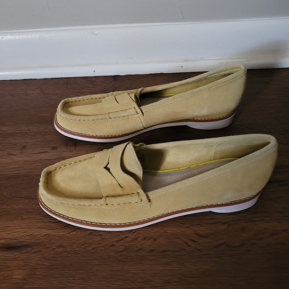 GAP - Women's Size 9 Suede Loafers in Tan